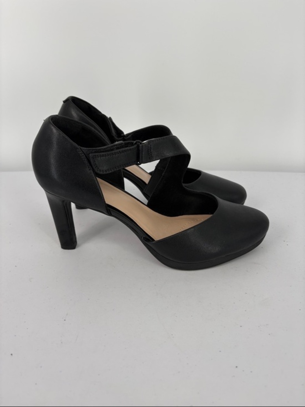 🦊 Clarks Black Mary Jane Heel Pumps with  Strap